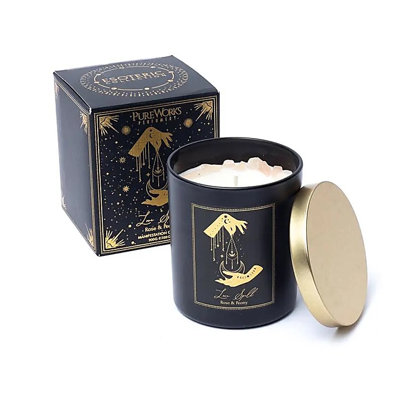 Romantische Duftkerze im schwarzen Glas mit goldener Verzierung, Rose & Pfingstrose Duft, Rosenquarz-Edelstein – Cosmic Child Kerze für Liebe und Herzöffnung