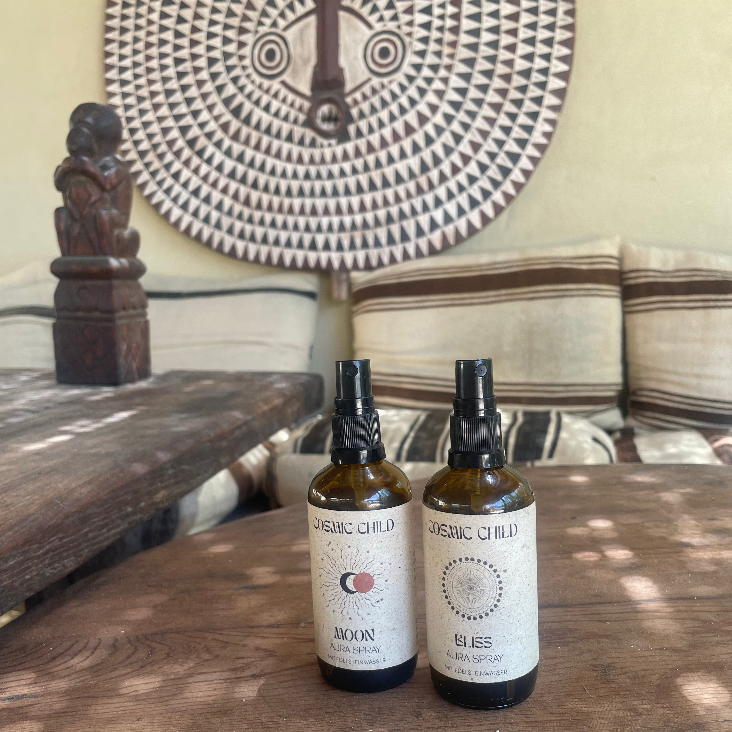 Spiritualität, Aurasoma, Aura-Spray, Aromatherapie, Ätherische Öle, Duft, Entspannung, Energie, Stimmungsaufhellend, Stressabbau, Wellness, Natürlich, Entspannend, Harmonie, Heilung, Aromaöl, Sinneserlebnis, Chakra-Ausgleich, Atemtechniken, Meditation, Geist, Körper, Seele, Achtsamkeit, Verena Ofarim, Cosmic Child, Happiness, Bliss, Lovehealing, Mood Spray, Primavera, Bergkristallwasser, Edelsteinwasser, Raumduft, Aura, Yoga, Naturkosmetik, Moon, Salbei, Weihrauch, Erdend, Purification, Sakral, Ritual