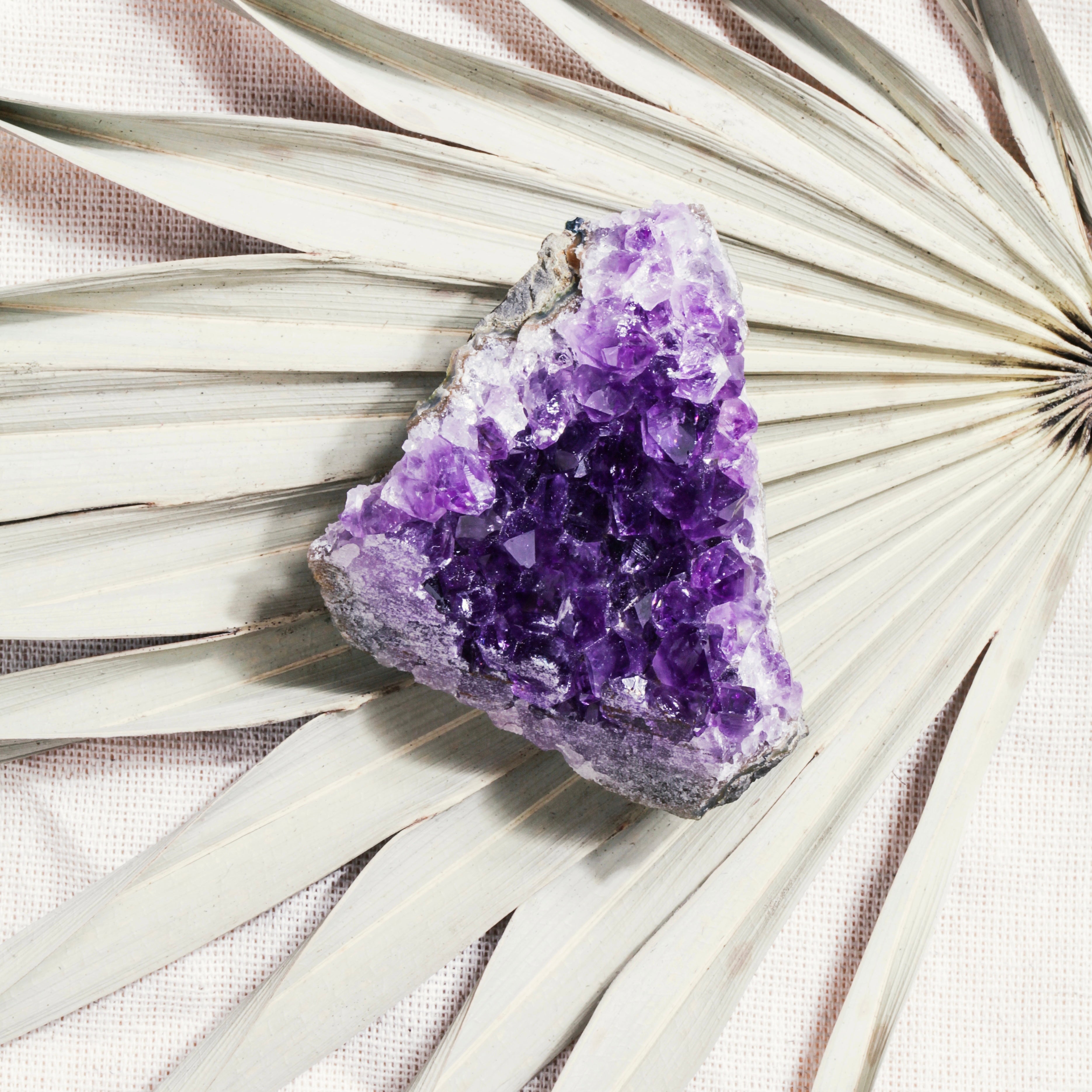 Amethyst, Edelstein, Amethyst-Stein, Spirituelle Heilung, Innere Ruhe, Spiritualität, Energieausgleich, Klarheit, Konzentration, Stressabbau, Entspannung, Schlafstörungen, Kopfschmerzlinderung, Meditation, Chakra-Stein ,Harmonie, Schmuckstück, Dekoration, Natürlicher Amethyst, Amethyst-Bedeutung, lovehealing, cosmic child