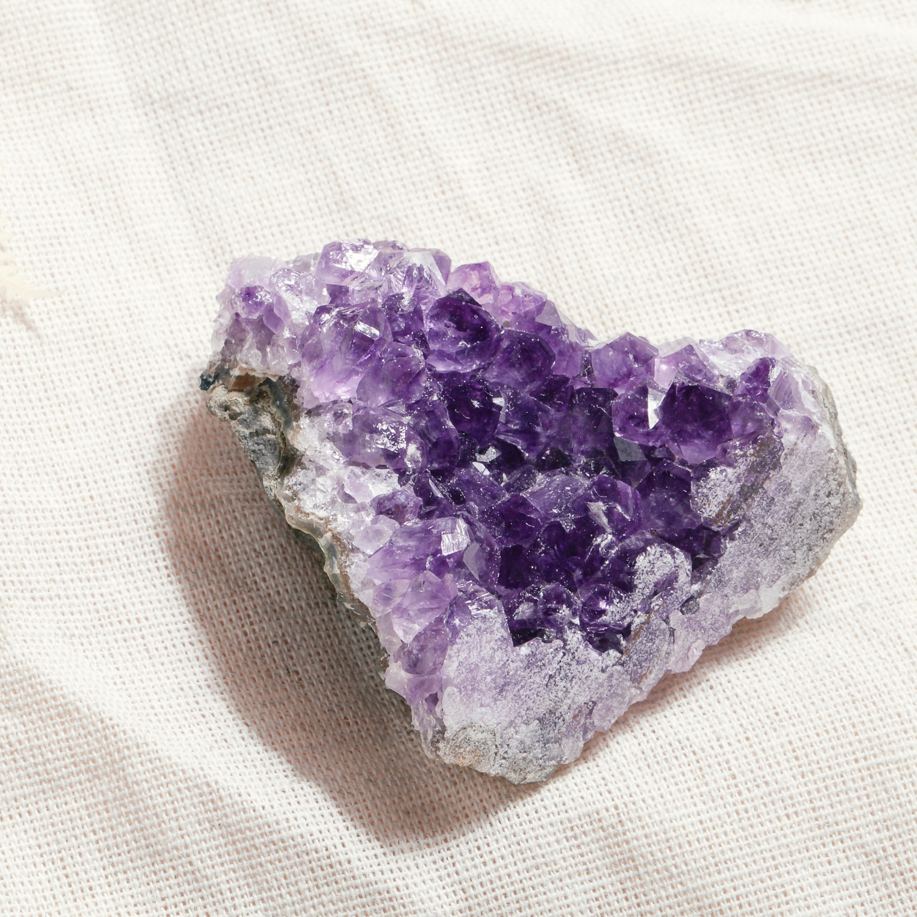 Amethyst, Edelstein, Amethyst-Stein, Spirituelle Heilung, Innere Ruhe, Spiritualität, Energieausgleich, Klarheit, Konzentration, Stressabbau, Entspannung, Schlafstörungen, Kopfschmerzlinderung, Meditation, Chakra-Stein ,Harmonie, Schmuckstück, Dekoration, Natürlicher Amethyst, Amethyst-Bedeutung